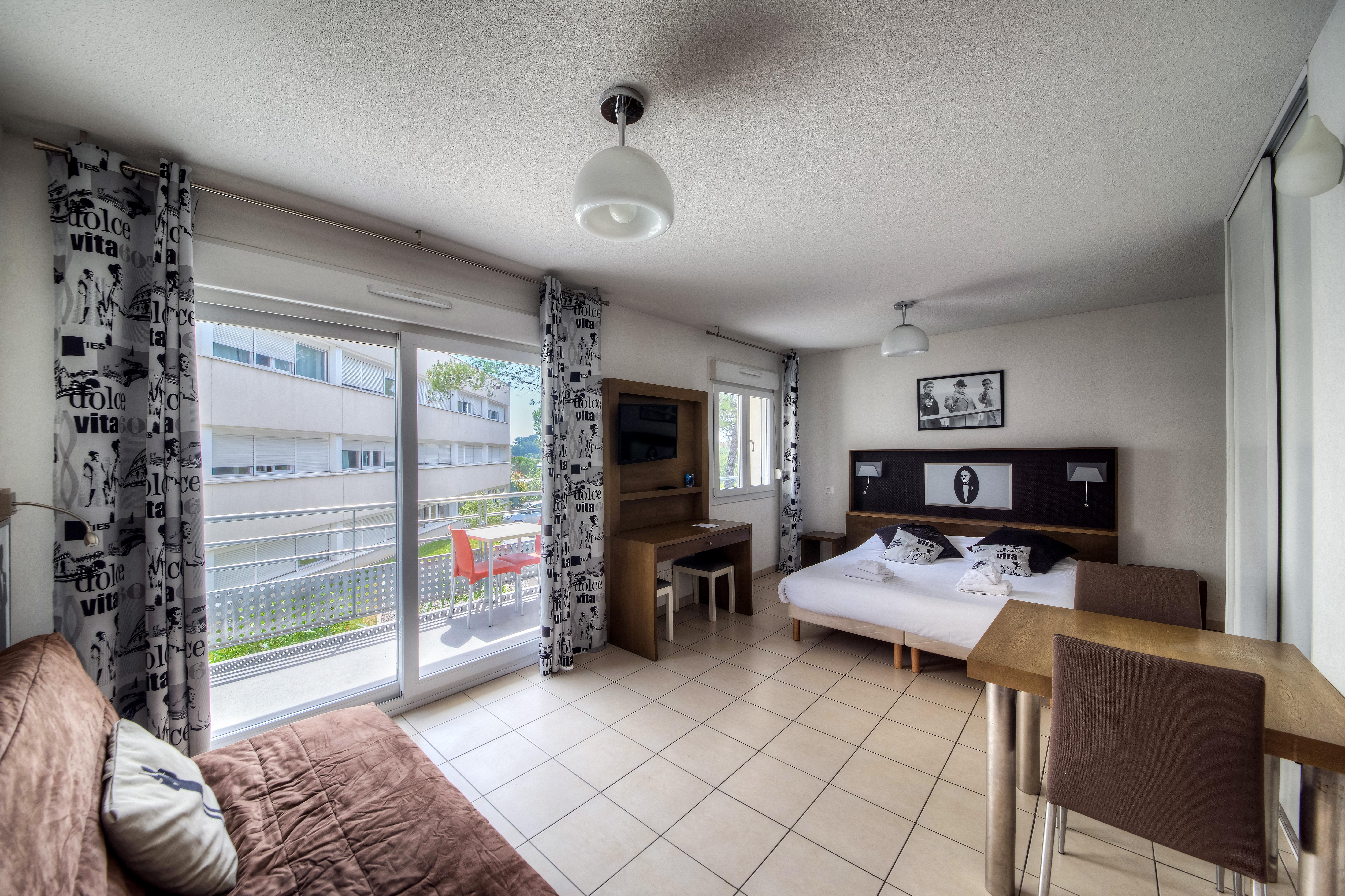 เซนิจูด โฮเทล แอนด์ เรซิเดนซ์ เลอ ไมส์เทรีย Hotel อองทีบส์ ภายนอก รูปภาพ