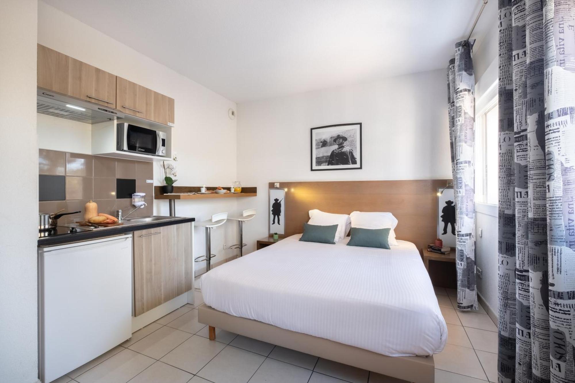 เซนิจูด โฮเทล แอนด์ เรซิเดนซ์ เลอ ไมส์เทรีย Hotel อองทีบส์ ภายนอก รูปภาพ