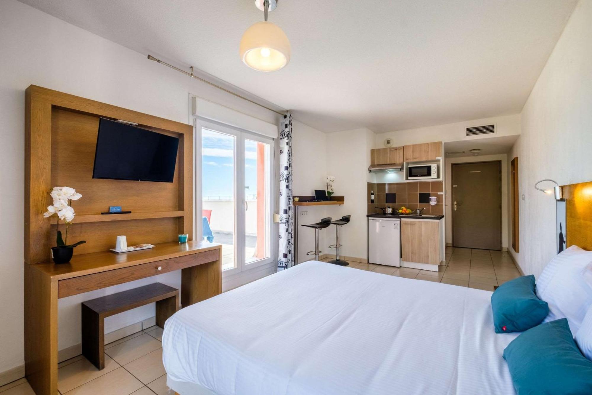 เซนิจูด โฮเทล แอนด์ เรซิเดนซ์ เลอ ไมส์เทรีย Hotel อองทีบส์ ภายนอก รูปภาพ