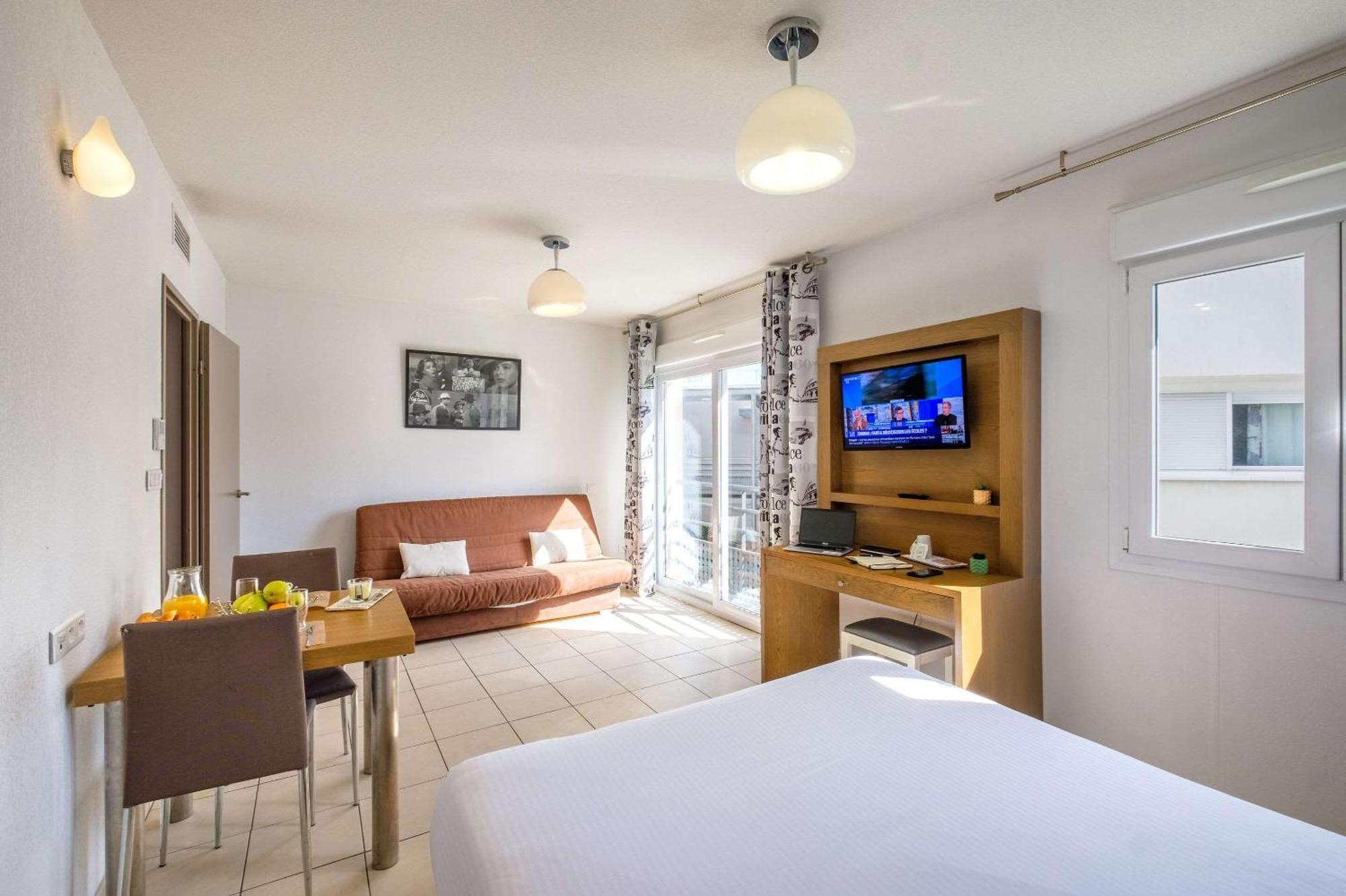 เซนิจูด โฮเทล แอนด์ เรซิเดนซ์ เลอ ไมส์เทรีย Hotel อองทีบส์ ภายนอก รูปภาพ